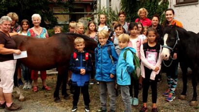 Bild: R. Kreuzer
Ein Besuch bei der Reitsportgemeinschaft Moosbürg steht für die Kinder beim Ferienprogramm der Arbeiterwohlfahrt auf dem Programm.