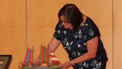 Bild: Dagmar Williamson
Petra Roßner-Dietz präsentiert im ACC das Holzschiff namens Regentage: Gebaut von ihrem Vater und Hundertwasser in vielen Nächten im heimischen Wohnzimmer.
