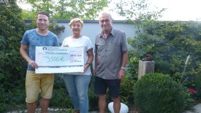 Bild: adj
Joachim (links) und Martin Kraemer (rechts) übergeben den Spendenscheck über 3500 Euro an Petra Troppmann von der Kinderkrebshilfe Nord Oberpfalz.