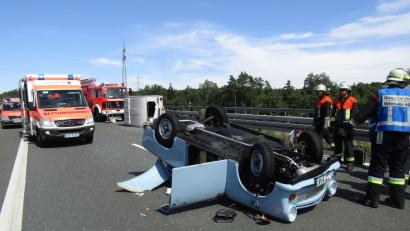 Bild: Feuerwehr Wiesau
Der Trabant überschlug sich, nachdem der Wohnanhänger abgerissen war.