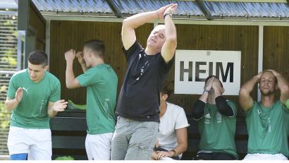 Bild: Ziegler
Totales Entsetzen auf der Riedener Trainerbank mit Trainer Josef Fleischmann (Mitte vorne) nach der 5:6-Pleite im Derby gegen den SV Schmidmühlen.