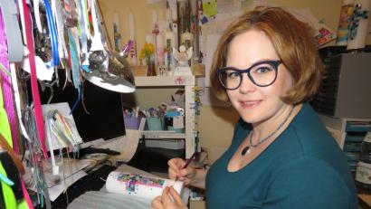 Bild: ubb
Mit viel Liebe zum Detail designt Maria Heinrich seit vielen Jahren Kerzen.