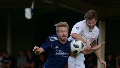 Bild: ham
Detag-Spieler Thimo Luff (weiß) kämpft mit dem Schirmitzer Lukas Jakob um den Ball.