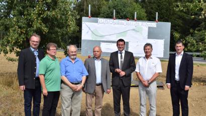 Bild: bnr
Der Abschluss der Baumaßnahme an der Staatsstraße 2157 war für alle Beteiligten ein guter Tag. Im Bild von links: MdL Alexander Flierl, Bauleiter Eduard Gleich, Altbürgermeister Hubert Pröls, Baudirektor Gottfried Weishäupl, Landrat Thomas Ebeling, MdL Joachim Hanisch und Bürgermeister Martin Schwandner.