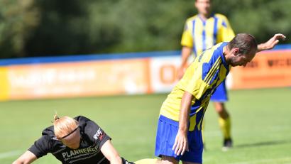 Bild: Alfred Schwarzmeier
Sven Wunder (rechts) von der TSG Weiherhammer behauptet den Ball gegen Rene Hupas (SV Neusorg). Die TSG Weiherhammer spielte nach einem 0:2-Rückstand noch unentschieden gegen den Kreisligaabsteiger.