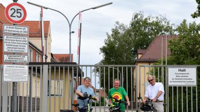 Bild: Petra Hartl
Abfahrt an der Leopoldkaserne: Grünen-MdB Stefan Schmidt und die Stadträte Hans-Jürgen Bumes und Klaus Ebenburger (von links).