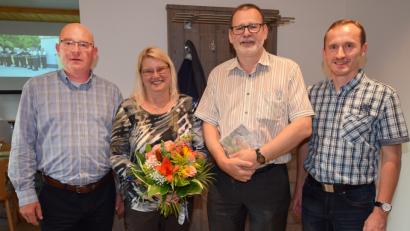 Bild: no
Der Fördervereinsvorsitzende Thomas Dirler (links) und der Vorsitzende des Sportvereins, Martin Luber (rechts), bedanken sich bei Adrian Zeller für sein großes Engagement.