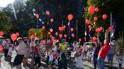 Bild: bey
Dank kräftigen Südwinds fliegen die Luftballons Ballons gleich nach dem Start Richtung Norden. Bei der Nikolausfeier werden die weitesten Flüge prämiiert.