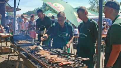 Bild: wee
Mit Vorbereitung und Abbau sind die Mitglieder des Sportanglerbundes eine Woche lang in Aktion. Die Besucher honorieren die Anstrengungen. Die frischen Forellen und Makrelen oder auch das Fischfilet schmeckten hervorragend.