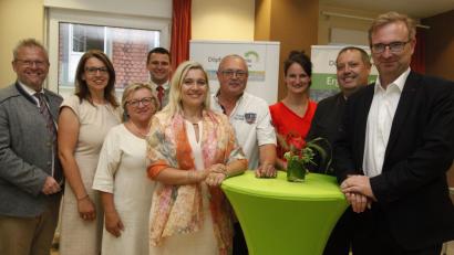 Bild: Hirsch
Bayerns Gesundheitsministerin Melanie Huml (Fünfte von links) diskutierte mit Schulträger Hubert Döpfer und den örtlichen CSU-Mandatsträgern über das Thema "Gesundheit und Pflege".