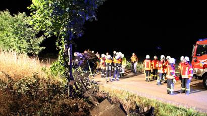 Bild: jma
Einsatzkräfte leuchten die Unfallstelle aus und kümmern sich um den Verunglückten.