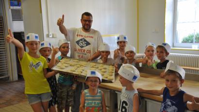 Bild: ak
Daumen hoch für die Eigenkreationen der jungen Bäcker. Auch Bäckermeister Wolfgang Schmid findet, dass die Mädchen und Buben ihre Sache gut machen.