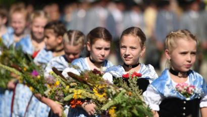 Bild: Andreas Gebert
Mädchen in Tracht tragen an Mariä Himmelfahrt bei einer Prozession ihre Kräuterbuschen. Foto: Andreas Gebert/Archiv