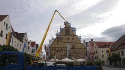 Bild: exb
Schweres Gerät fährt vor dem Alten Rathaus auf, um auf dem Dach den neuen Horst für die Störche zu installieren.