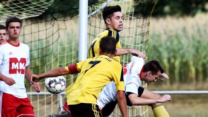 Bild: Büttner, Gerhard
Zu einem Derby gehören turbulente Szenen: Die Waldauer Alexander Wolfrath (vorne) und Daniel Rewitzer nehmen den Waldthurner Matthias Schön (Waldthurn) in die Mangel. Aus: SV Waldau – FSV Waldthurn 4:1.