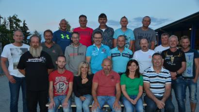 Bild: dob
Firmenchef Josef Reger (sitzend, Mitte) mit Ehefrau Michaela (sitzend, Zweite von links) würdigen treue Mitarbeiter beim 20-jährigen Jubiläum des Unternehmens.