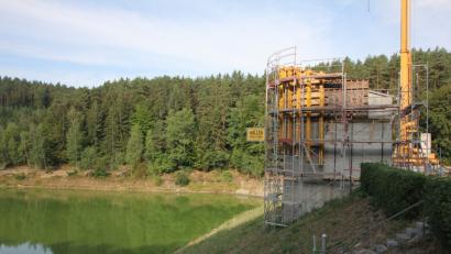 Bild: mp
Seit Ende Mai laufen an der Staumauer des Eixendorfer Sees die Bauarbeiten für das Gebäude, das später die Krananlage beherbergen soll. Die Technik soll künftige Wartungsarbeiten am Staudamm erleichtern.