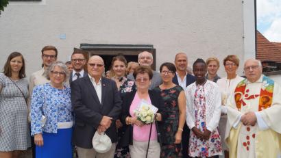 Bild: du
Sieglinde und Paul Rödl (vorne, Mitte) feiern mit Kindern, Enkeln, weiteren Angehörigen sowie Freunden Diamanthochzeit in Form eines Dankgottesdienstes in der Jakobskirche, den Ruhestandspfarrer Andreas Hanauer (rechts) hält.
