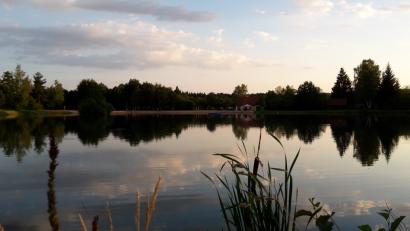 Bild: mng
Eine wunderbare Ruhe am Abend. Wie ein Spiegel wirkt die Wasserfläche am "Kiesi-Beach".