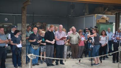 Bild: njn
(Pfarrer Christoph Zeh und Pfarrer Bernhard Stahlberg (Mitte von links9 danken für den gelungenen Guss und stimmen zum "Großen Gott, wir loben dich" ein.