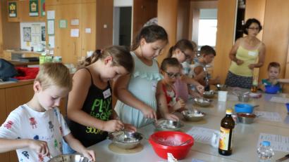 Bild: stn
Hochkonzentriert gingen die Kinder beim Pizzabacken zu Werke.