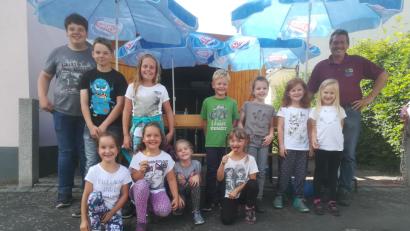 Bild: exb
Die Ferienkinder genießen den Nachmittag bei den Siedlern.