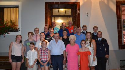 Bild: gi
Johann Sauer aus Ödpielmannsberg feiert seinen 80. Geburtstag im Kreise seiner Lebensgefährtin Rita, seinen Kindern mit Familien, Bürgermeister und Vereinen.