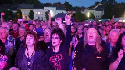 Bild: abi
Die rund 2000 Besucher feiern gut gelaunt und singen die Texte mit.