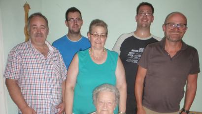 Bild: mad
An ihrem 80. Geburtstag freute sich Emma Schreier über die Glückwünsche ihrer Familie und den Besuch von Bürgermeister Maximilian Beer.