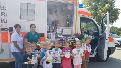 Bild: exb
Die 17 Vorschulkinder des Kinderhauses Pechbrunn nach ihrem Trau-Dich-Kurs mit Manuela Lang (links), Natalie Wölfl (Zweite von links) und Robert Hoyer (im Rettungswagen) vom BRK Mitterteich.