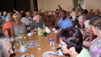 Bild: rgr
Das Seniorenteam des Katholischen Frauenbundes bewirtete die Gäste beim Grillnachmittag im Jugendheim.