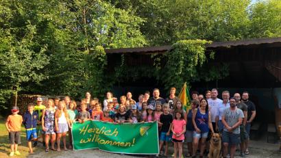 Bild: exb
Der Handballclub Tirschenreuth veranstaltete zu Ferienbeginn wieder ein Indianer-Zeltlager mit abwechslungsreichen Aktionen für über 30 Mädchen und Buben. Bürgermeister Franz Stahl (Vierter von rechts) besuchte das Lager am abschließenden Elternabend und bedankte sich für das Engagement der Organisatoren des HC.