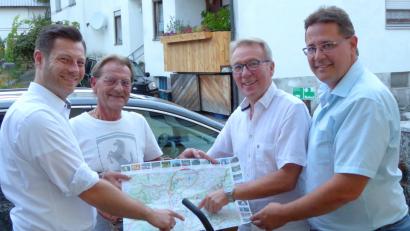 Bild: fsb
Gespräche über neue Radwege führen (von links) Christoph Skutella, Heribert Schiller, Reinhold Wildenauer und Oliver Mutterer.