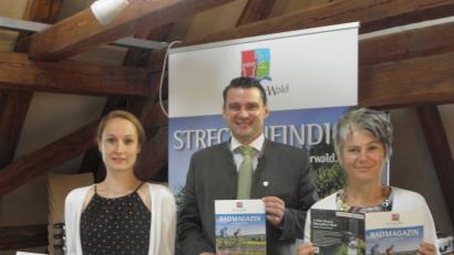 Bild: pjom
Christina Maderer, Landrat Thomas Ebeling und Alexandra Beier (von links) präsentierten das neue Radmagazin.