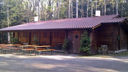 Bild: R. Kreuzer
Die Strobelhütte am Fischerberg feiert am 19. August ihr 30-jähriges Bestehen. Sie ersetzt seit Sommer 1988 einen alten Güterwaggon, der seit dem 2. Weltkrieg den Wanderern Unterschlupf geboten hatte. Auch Wasser- und Stromleitung legt der OWV-Zweigverein Weiden hoch zum Vierlingsturms.