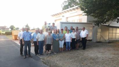 Bild: exb
BRK-Kreisbereitschaftsleiter Christian Stahl (links) und BRK-Ausbildungsleiter Richard Wagner (rechts) mit den ehrenamtlich engagierten Ausbildern des Kreisverband Tirschenreuth im BRK bei der aktuellen Lehrkräftebesprechung.