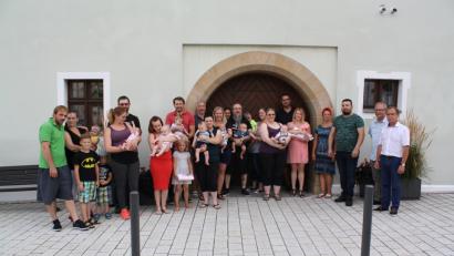 Bild: bjp
Um zwölf kleine Bürger wuchs Pressath im ersten Halbjahr 2018. Den Familien gratulierten die Bürgermeister Werner Walberer und Wolfgang Graser (von rechts).