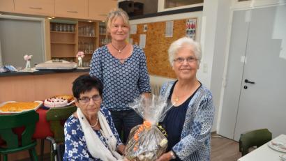 Bild: dob
Ellen Galle aus Amberg (links), Ehrenvorsitzende des Patientenbeirats der Deutschen Multiple Sklerose Gruppe, würdigt mit Sozialpädagogin Christiane Heigl aus Regensburg (Mitte) die Leiterin der MS-Gruppe Gisela Maier (rechts), die für die Kranken Unglaubliches leistete.