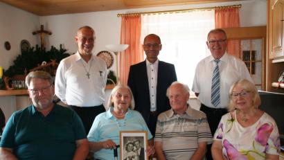 Bild: fpoz
Das Jubelpaar Gerda und Max Müller (vorne) mit dem Hochzeitsfoto aus dem Jahr 1948. Zur Gnadenhochzeit gratulierten Sohn Richard (links) und Tochter Brigitte (rechts) sowie (hinten, von links) Pfarrer Klaus Wening, stellvertretender Landrat Dr. Alfred Scheidler und Bürgermeister Ernst Neumann.