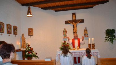 Bild: gi
Professor Dr. Alfred Hierold, der auf Heimaturlaub weilt, hält den Festgottesdienst in der Kapelle in Rückersrieth.