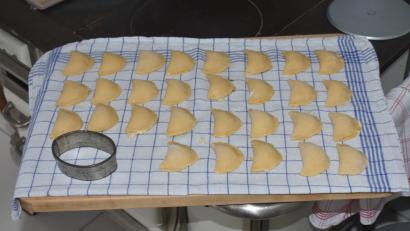 Bild: Schiffer
Die Teigtaschen sind gefüllt mit einer Fischmousse. Bis sie kurz in kochendes Wasser kommen, werden sie bestäubt mit Mehl beiseite gestellt.