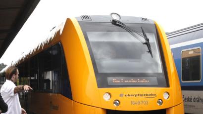 Bild: Hirsch
Der Triebwagen „Schwandorf“ der Oberpfalzbahn verkehrt zwischen Regensburg und Hof. In Schwandorf kann man im Halbstundentakt zusteigen.