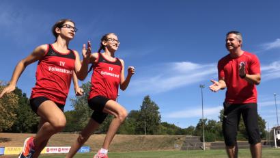 Bild: dob
Marie Brunner und Rosina Ritzka (von links) laufen ihre persönliche Bestzeit und gehen jetzt in die verdiente Sommerpause. Trainer Michael Brunner (rechts) feuert die laufstarken Mädels an.