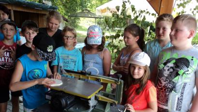 Bild: ksi
Die vorgezeichneten Schnupftabakdosen verlangen beim Aussägen mit der Säge viel Geschicklichkeit.