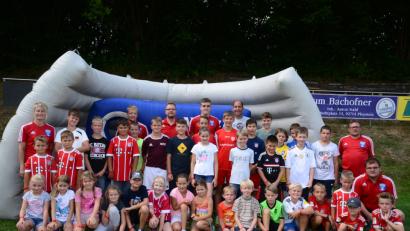 Bild: bey
Der FC Bayern Fanclub "Rosenquarz Pleystein" freut sich über die vielen Kinder, die am Ferienprogramm teilnehmen.