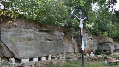 Bild: rgr
Stützpfeiler wurden als Sicherung bei den Sandsteinfelsen eingebracht.