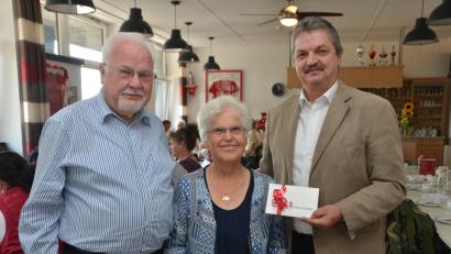 Bild: dob
Gisela Maier ist das Herzstück der MS-Kontaktgruppe, will aber jetzt kürzertreten. Der ehemalige Stadtpfarrer Hermann Bock (links) begleitet die Gruppe seit der Gründung. Bürgermeister Andreas Wutzlhofer (rechts) übergibt eine finanzielle Unterstützung.