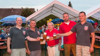 Bild: u
Auf die Kahlhof-Kirwa stößt Organisator Artur Gleich (Mitte) mit der Feuerwehr an.