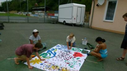 Bild: rn
Mit viel Phantasie und Begeisterung gestalteten die Kinder das Werbetransparent für die "Crazy-Machine"-Werkstatt.