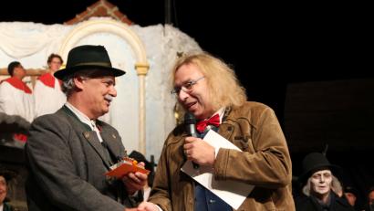 Bild: gri
Guido Rind (rechts) vom bayerischen Amateurtheaterverband hielt eine Lobrede auf Benno Schißlbauer.